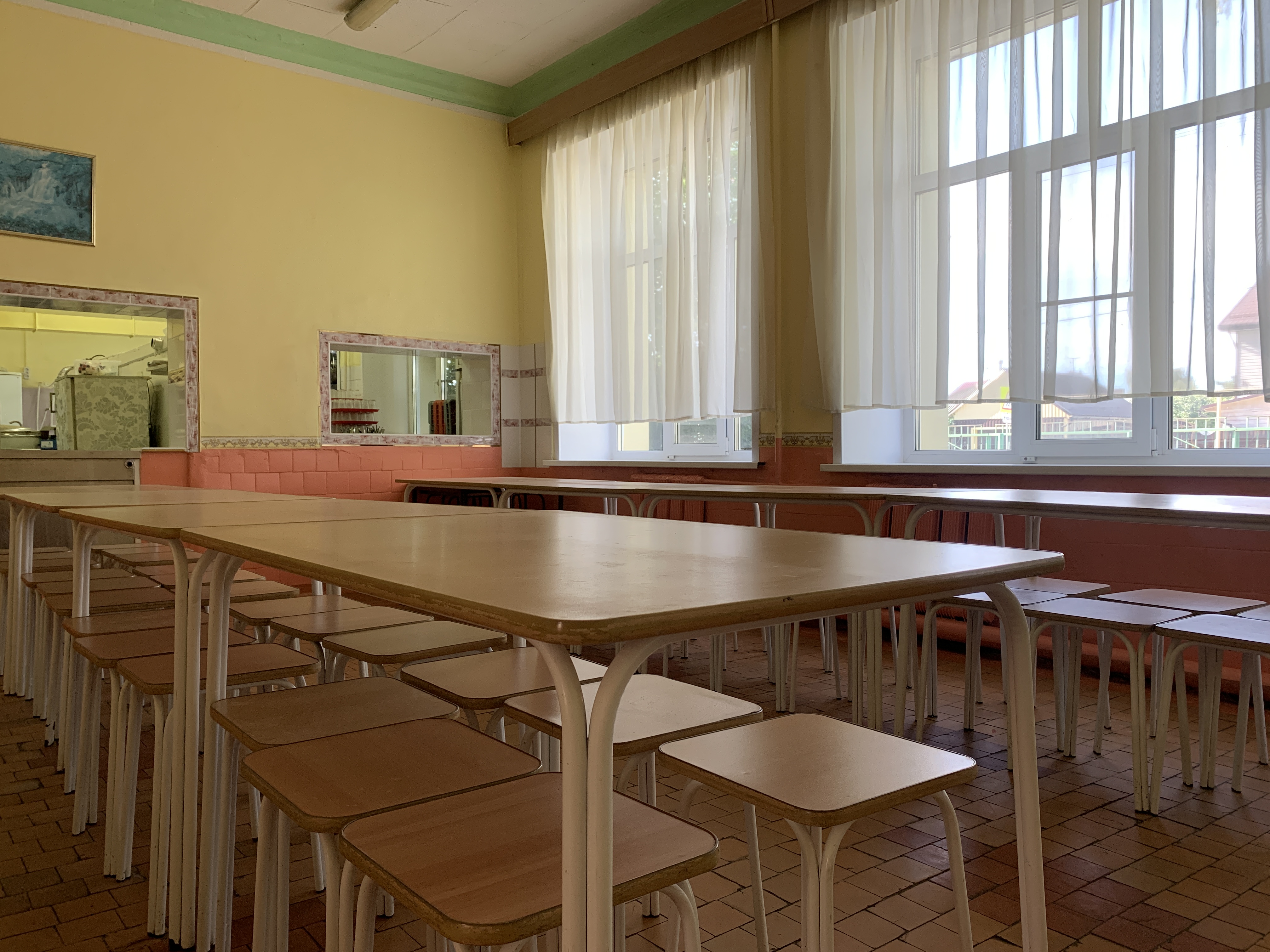 обеденный зал школьной столовой